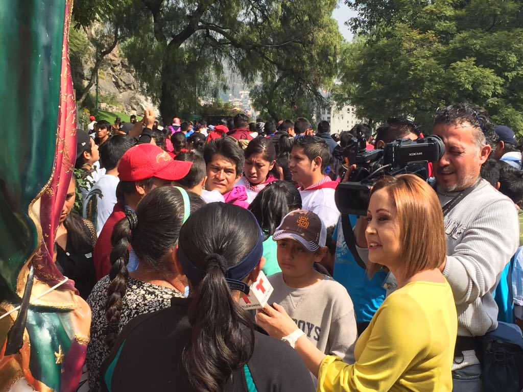 KARYSAURIO's tweet photo. @jazivepm tiene todos los detalles de los festejos a la virgen del Tepeyac @Telemundo https://t.co/PI2IUPlzA4