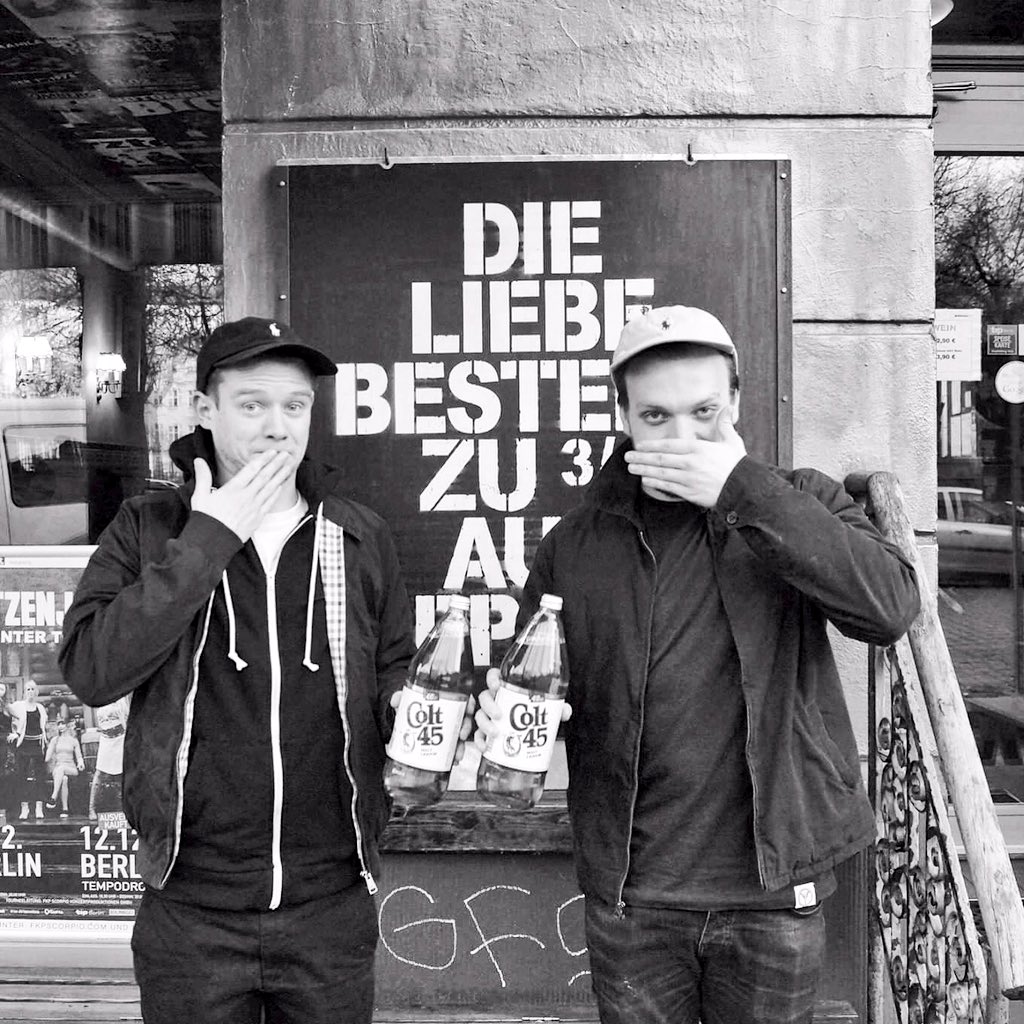 <a href="/HollywoodMortis/">Mortis</a> und <a href="/karateandi183/">karate andi 183</a> stoßen auf euch an #colt45 #burgeramt <a href="/MobbBeef/">Odie Sim</a> <a href="/SelfmadeRecords/">Selfmade Records</a> <a href="/urbandrinksde/">Urban Drinks</a>