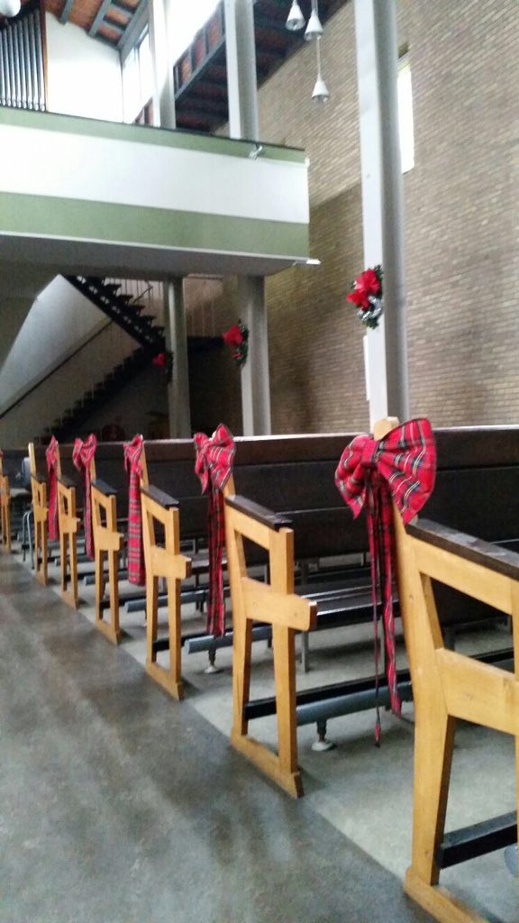 RejoiceZuidland's tweet photo. De kerk is versierd! Vanavond nog oefenen met "licht en geluid" en dan zijn we er klaar voor. #concert #advent https://t.co/pjDhNeF65O