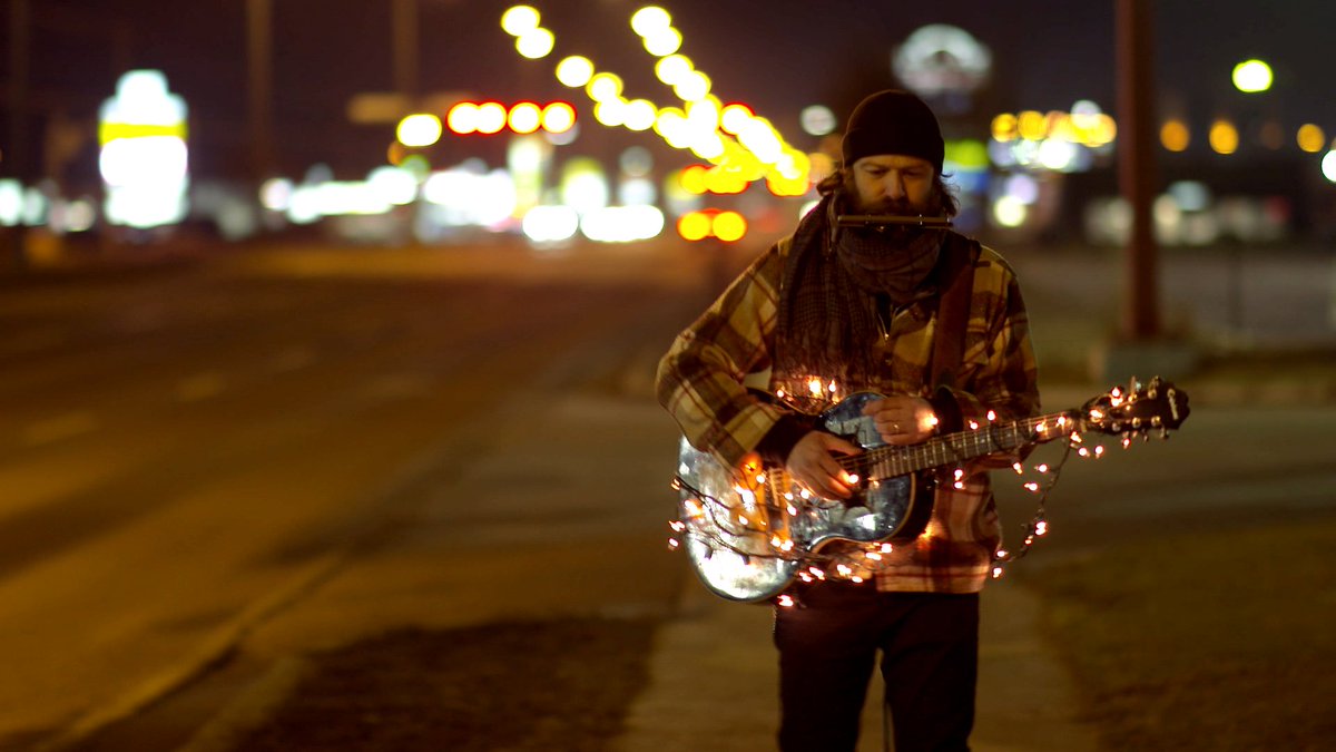 C'est Noël jusque dans nos tripes quand on écoute #DanyPlacard chanter « Noël au camp » >> lafab.tv/1NmEM5G