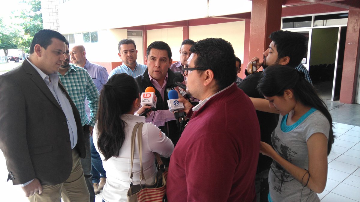Listos para iniciar conferencia Los medios y la corrupción de las empresas constructoras <a href="/IngAaronFragozo/">Aaron Fragozo</a> <a href="/osdtagle/">Omar Sánchez dTagle</a>