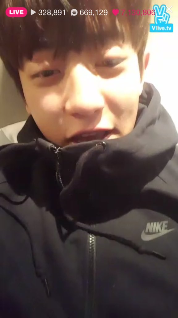 EXOGlobal's tweet photo. [CAP] 151212 Chanyeol V-App Live Broadcast https://t.co/P4l9x3jDkg