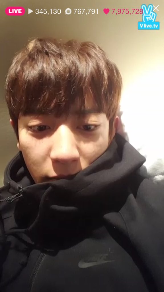 EXOGlobal's tweet photo. [CAP] 151212 Chanyeol V-App Live Broadcast https://t.co/8NcDSe1Ggm