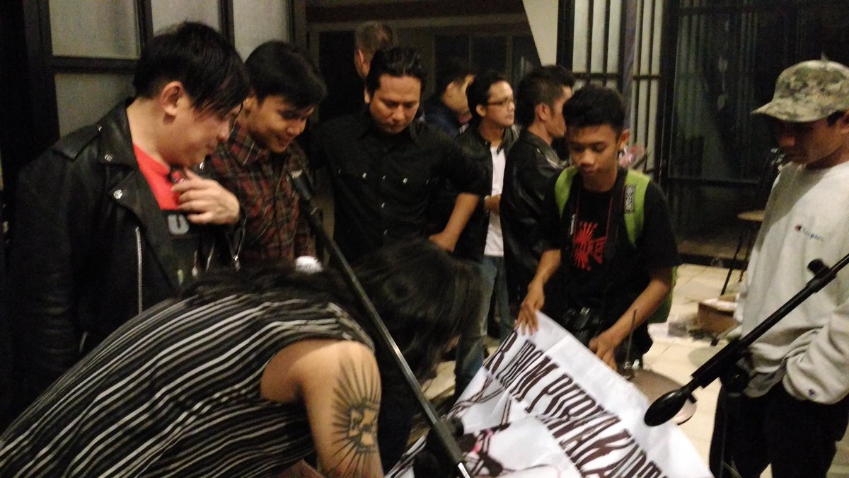 KoilKillers from Purwakarta juga dapet tandatangan dari para personel <a href="/koiltv/">KOIL BAND</a> di #koilshow tadi