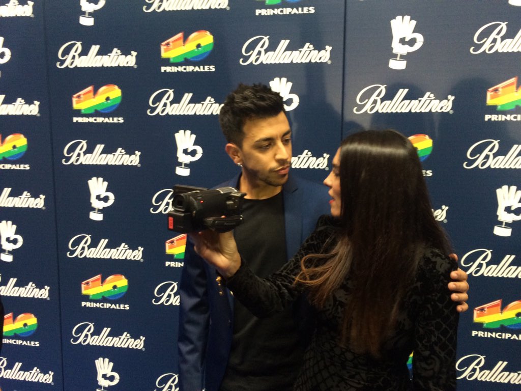 .<a href="/lorenacastell/">LORENA CASTELL</a> más impresionante si cabe, con @DasoulOficial marcándose un "él no te da" #Premios40Ballantines