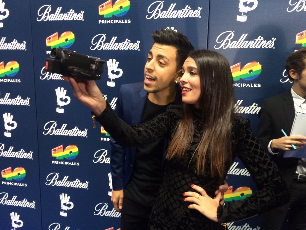 vodafoneyu's tweet photo. .@lorenacastell más impresionante si cabe, con @DasoulOficial marcándose un "él no te da" #Premios40Ballantines https://t.co/qjwLJPP2hQ