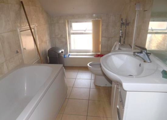 shit_houses's tweet photo. Fully fitted bathroom, would suit buyer who doesn't like to stand up in the shower. https://t.co/XxTPAn1Wh9 https://t.co/2b7yPgSqmi
