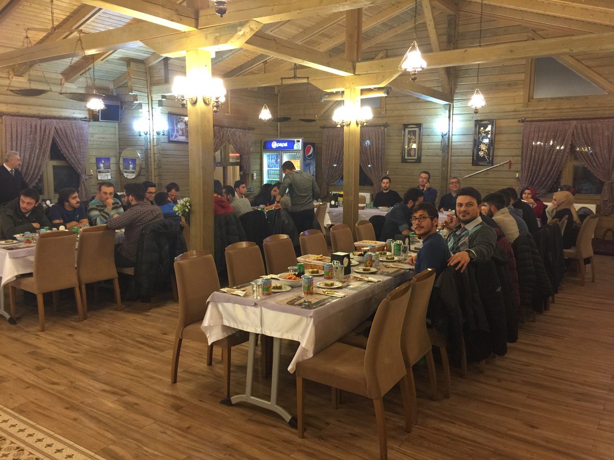 hasanyalcin's tweet photo. Tüm #devfestsivas15 ekibi yorgunluk atıyor! Başköşeyi de bana uygun görmüşler 😊 https://t.co/WgtlvHBXoe https://t.co/cmf9Z2z2QP