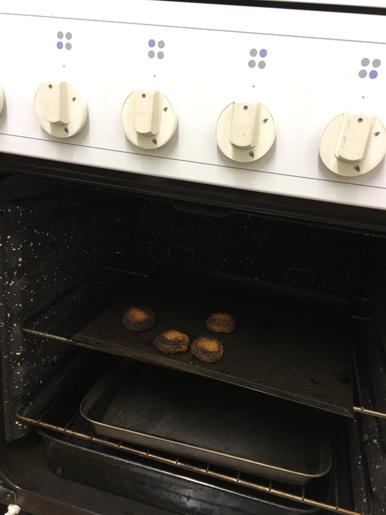 Hayleyturner123's tweet photo. Not all women belong in the kitchen 🙈@Tyson_Fury https://t.co/Pyil3PyjMf