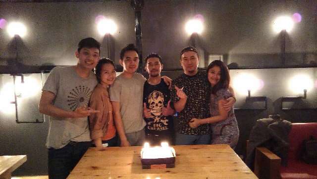 Giftly_FH's tweet photo. HBD @rustandirahmafi WYATB w/ @erna_02,@maulanatopandi &amp; banyakans @redmeatbar  #FlairHolic #Party https://t.co/Tj4sezmgwK