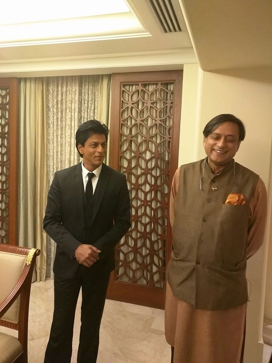 ShashiTharoor's tweet photo. Got suddenly asked to question @iamsrk on the @IIM_Bangalore stage. And later laughed at his easy wit https://t.co/ILZyVhDBVR