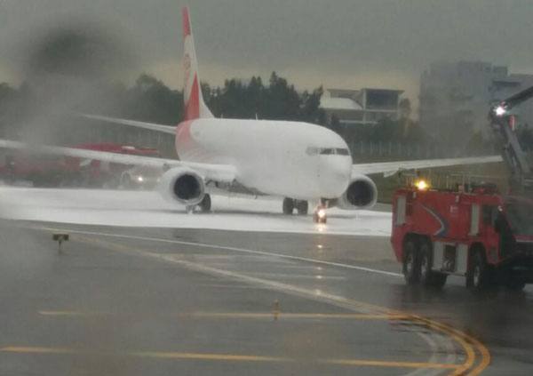 Aftapilot's tweet photo. #NotiAFTA chinos rocían con espuma avión equivocado durante emergencia https://t.co/TEeXchL19j https://t.co/F17GkIdjO0