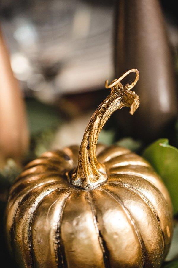 LuxeDesignEvent's tweet image. Gold pumpkins like this are easy to incorporate in your fall wedding. #weddingideas #flashydecor #falltrends
