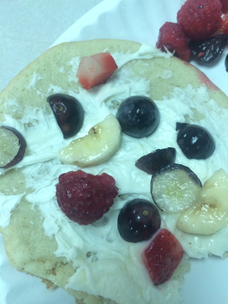 MissTomasek's tweet photo. Fruit pizza! We put the things on the cookie crust! #cookinginclass #fridayfun #weteachsped https://t.co/iHSoHdXxIW