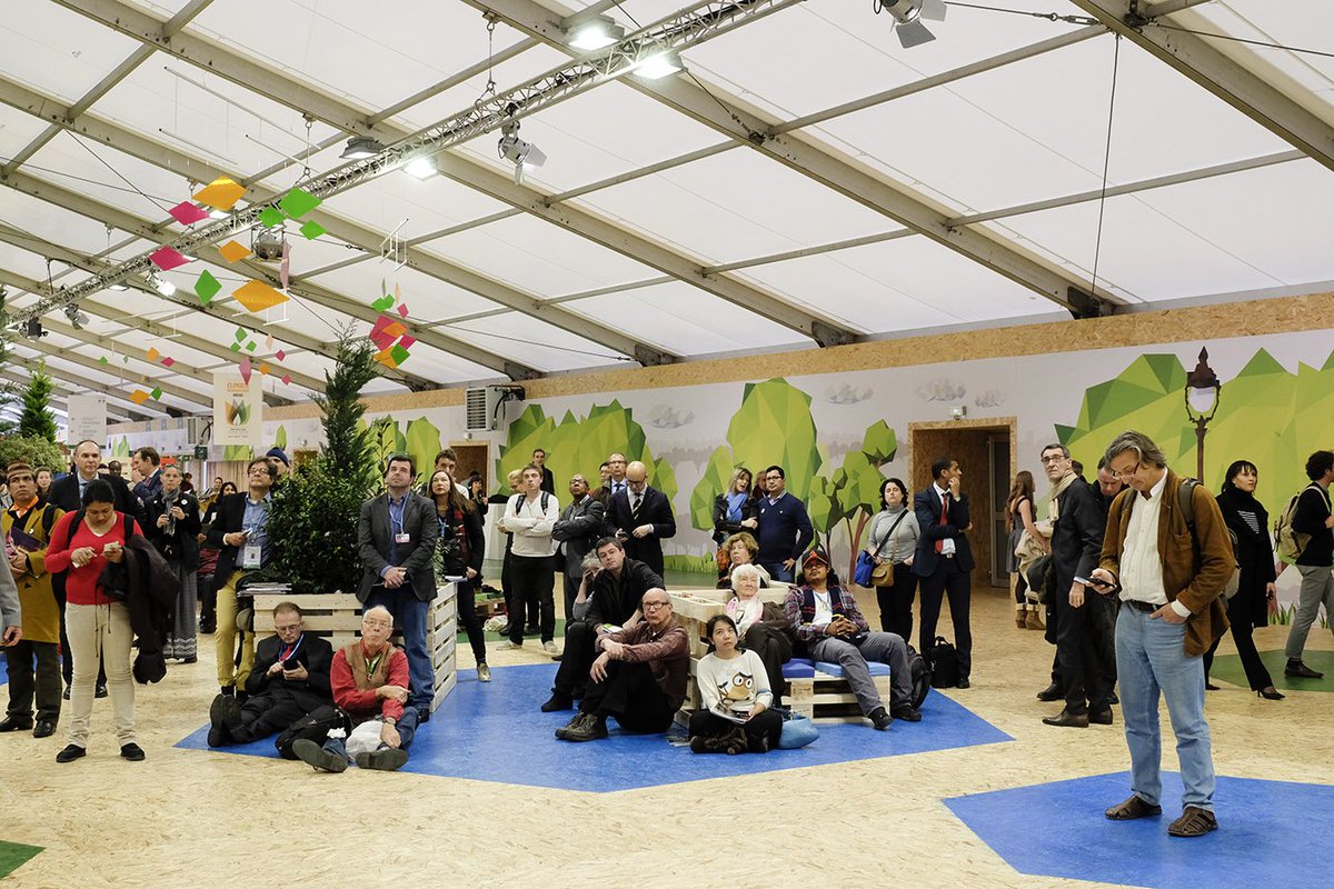 COP21's tweet photo. Clap de fin pour les espaces Générations climat de la #COP21 ! Le best-of ici : https://t.co/Mmkg2yj0b1 #GoCOP21 https://t.co/vMWuYBupoN
