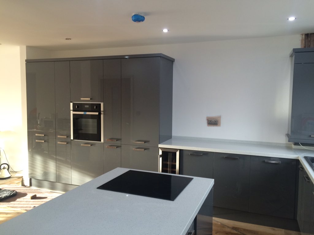 JWjoinery1's tweet photo. Grey gloss kitchen installed with @MaxTopQuartz worktops #kitchens #Manchester #maxtop https://t.co/UUQY7rr1hv