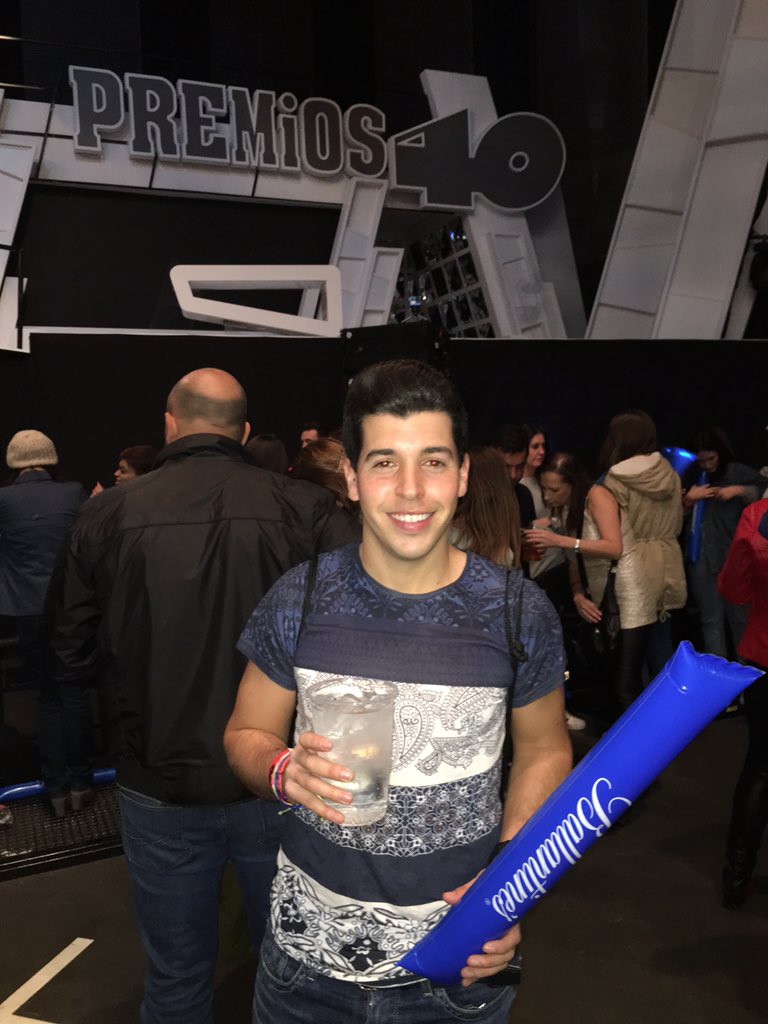 mrduro92's tweet photo. Ante los vaivenes de le vida solo queda disfrutar!!! #Premios40 https://t.co/mTF1y6Iza6