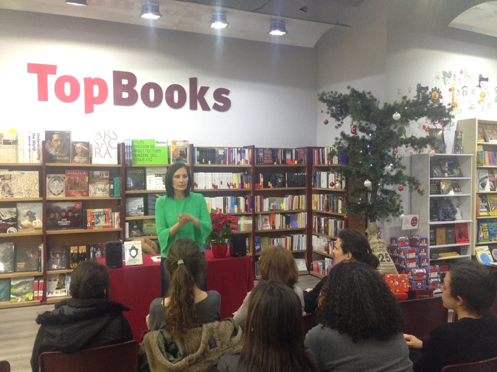 EditorialEdaf's tweet image. Disfrutando del taller de la coach @mariatolmo en @TopBooksLibros @Moda_Shopping #UNAPRINCESAENELESPEJO