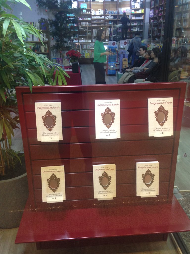EditorialEdaf's tweet image. Disfrutando del taller de la coach @mariatolmo en @TopBooksLibros @Moda_Shopping #UNAPRINCESAENELESPEJO