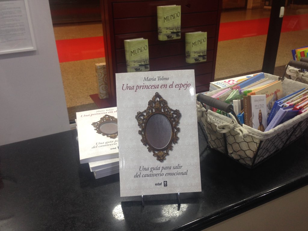 EditorialEdaf's tweet image. Disfrutando del taller de la coach @mariatolmo en @TopBooksLibros @Moda_Shopping #UNAPRINCESAENELESPEJO