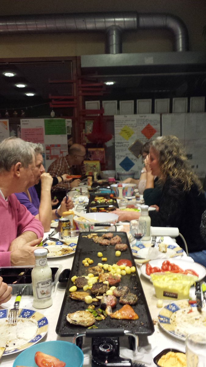 de_Zevensprong's tweet photo. Na het gourmetten zijn wij klaar  voor het grote Sinterkerst spel! https://t.co/fW1BDQi2aK