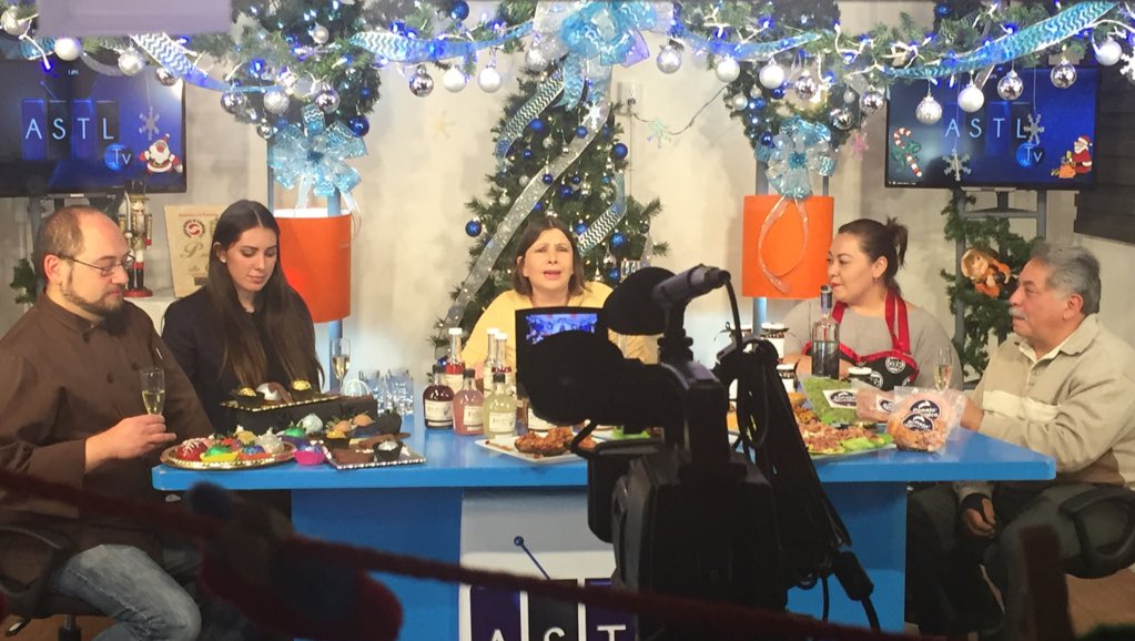 lorejdiaz's tweet photo. Degustando delicias de Navidad preparadas con @conejomixteco y @loveandcookmx con @anaisdemelo en @Astl_tv https://t.co/TXhQa3pI7d