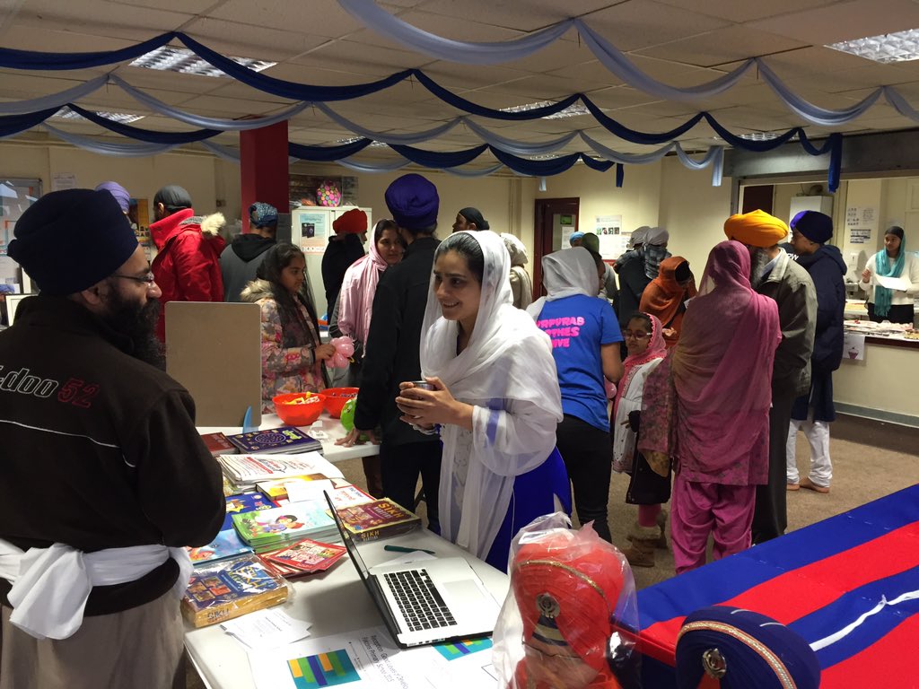 LeicsSikhAllian's tweet photo. Over 11 tonnes of clothes & £1300 was raised at today's Clothes Drive for @RainbowsHospice & Sikhligar 🙏 #GCD2015 https://t.co/b2KvxUTFQS