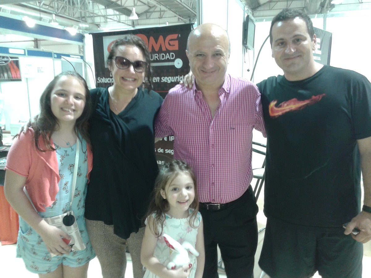 ADE_Lanus's tweet photo. En la Expo #madeinlanus @Nestorgrindetti y @RussoNicolasOk  con los empresarios y vecinos https://t.co/RRmfaRoNio
