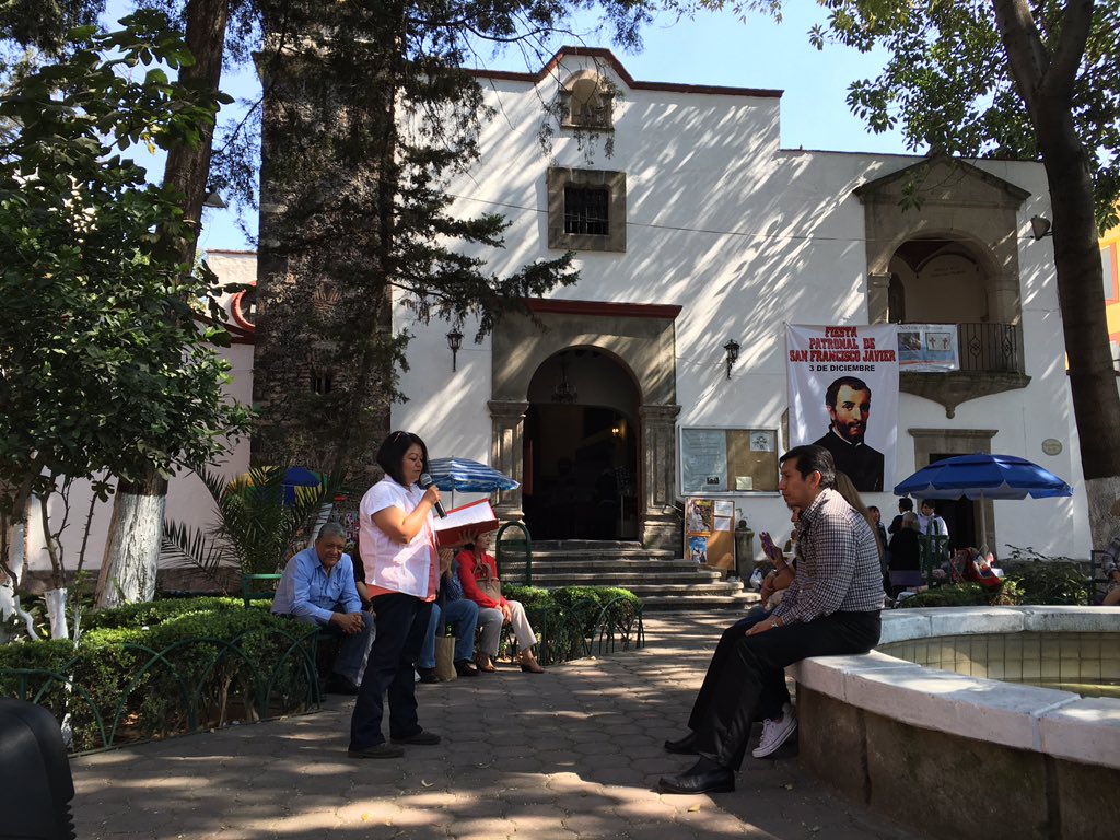 romitamiamor's tweet photo. Los cuentacuentos de la @FES_Acatlan en la Plaza Romita. ¡No se lo pierdan! @romitamiamor @CorredorCRC #CCRCarte https://t.co/xfuEmkJUOX