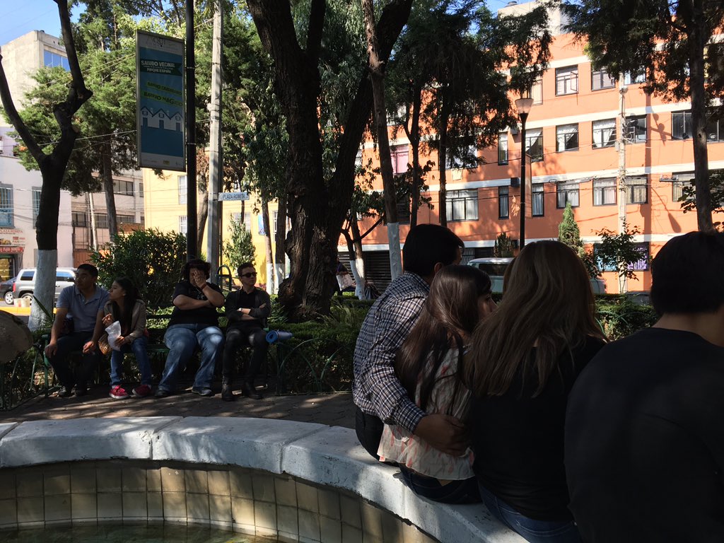 romitamiamor's tweet photo. Los cuentacuentos de la @FES_Acatlan en la Plaza Romita. ¡No se lo pierdan! @romitamiamor @CorredorCRC #CCRCarte https://t.co/xfuEmkJUOX