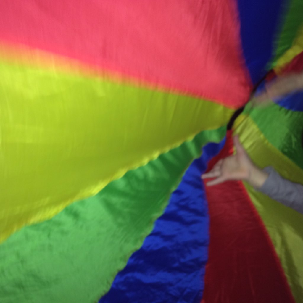 CamSved's tweet photo. Lek med fallskärm #samarbete #förskolan #upplevelser https://t.co/wNlwZDuDkX