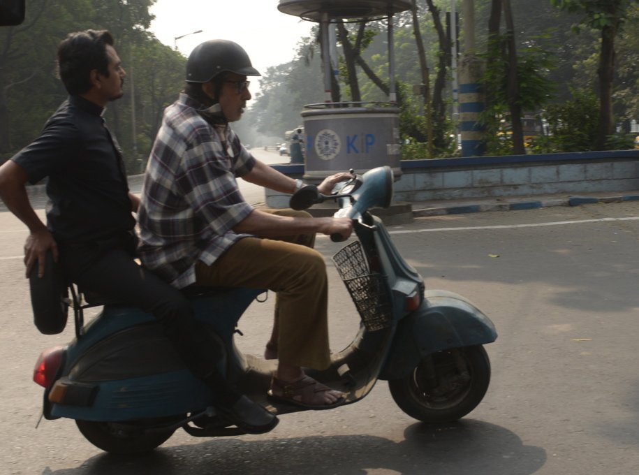 SrBachchan's tweet photo. T 1155 - Scooter days .. Univ days .. Park Street days .. Delhi days .. and now 'TE3N' days .. fascinating .. !! https://t.co/8jDdeHcZLJ