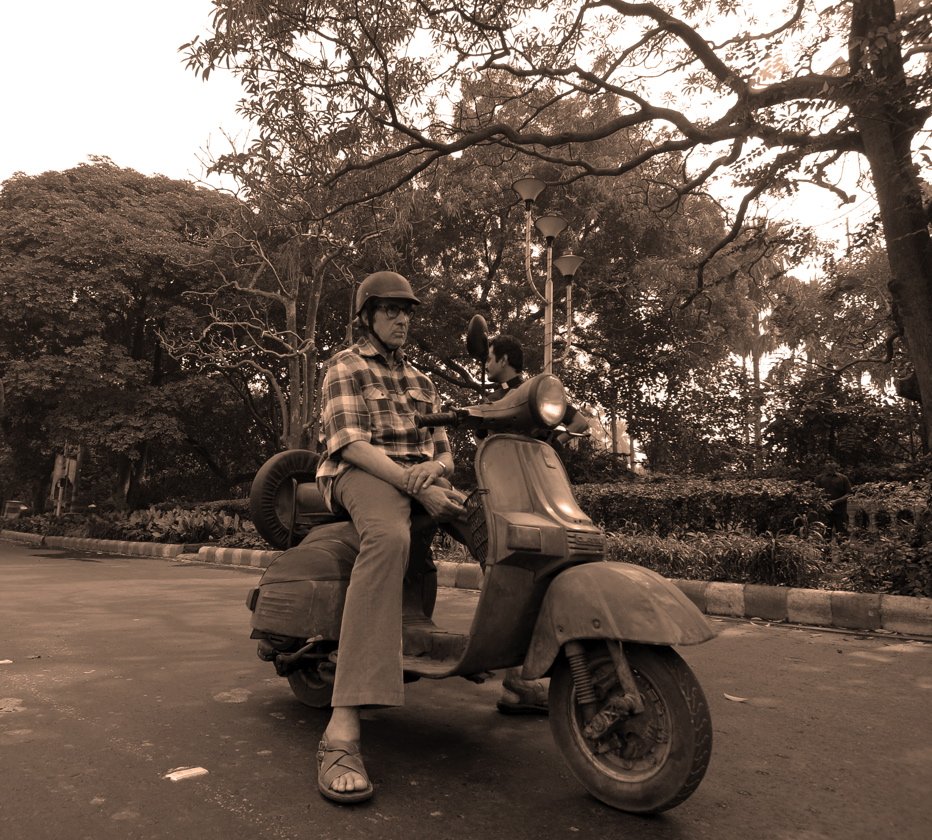 SrBachchan's tweet photo. T 1155 - Scooter days .. Univ days .. Park Street days .. Delhi days .. and now 'TE3N' days .. fascinating .. !! https://t.co/8jDdeHcZLJ