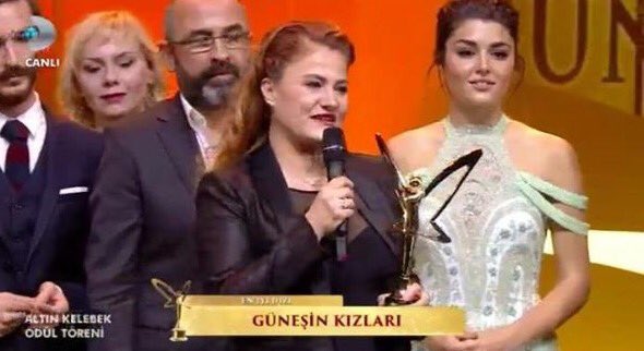 KanalD's tweet photo. En İyi Dizi Ödülü Güneşin Kızları #PanteneAltınKelebek https://t.co/lq0YK19PSL