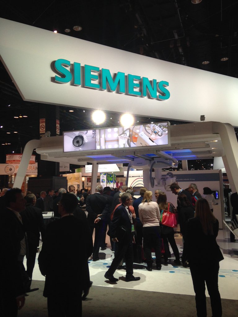 peterspryz's tweet photo. Crowds as far as the eye an see. #RSNA15 #seenatsiemens https://t.co/tbVC4Tgr7q