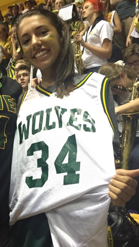 SeanRimarnum34's tweet image. HBD to my favorite member of the Elliott family @taylorelliott__  !!!
Thanks for wearing my jersey at state!!😍😍😍