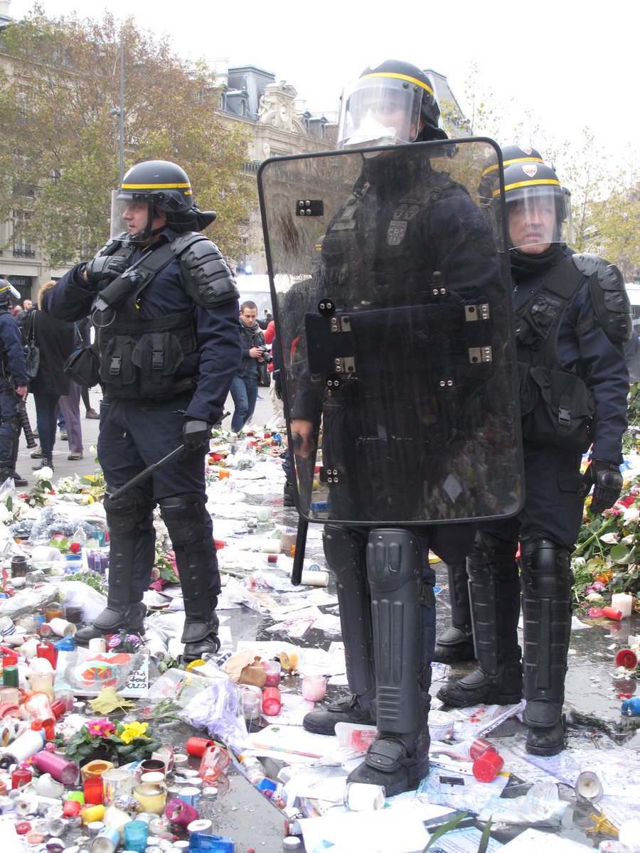 Zianides_'s tweet photo. Finalement les méchants écolos qui ont saccagé le mémorial portaient des caques et des matraques #CRS #Republique https://t.co/WYyOy5ZbUx