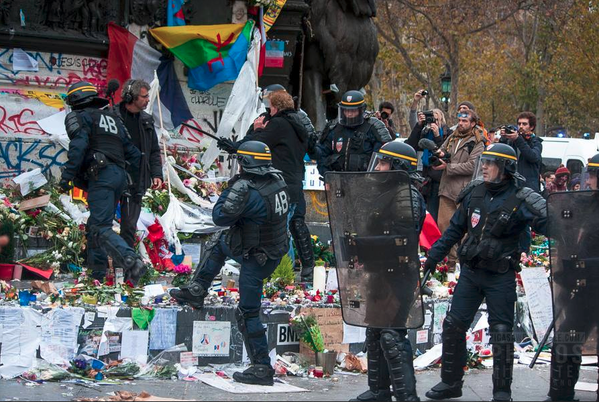 Zianides_'s tweet photo. Finalement les méchants écolos qui ont saccagé le mémorial portaient des caques et des matraques #CRS #Republique https://t.co/WYyOy5ZbUx