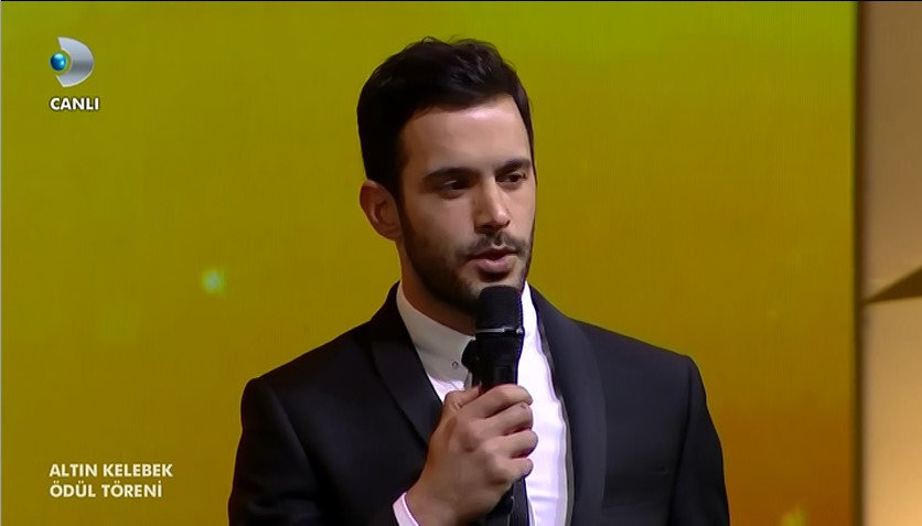 srkandic's tweet photo. En yakışan çift ödülü #KiralıkAşk @elcnsng &amp; @baris_arduc #PanteneAltınKelebek eyyttt beee https://t.co/4cVrgUNP27