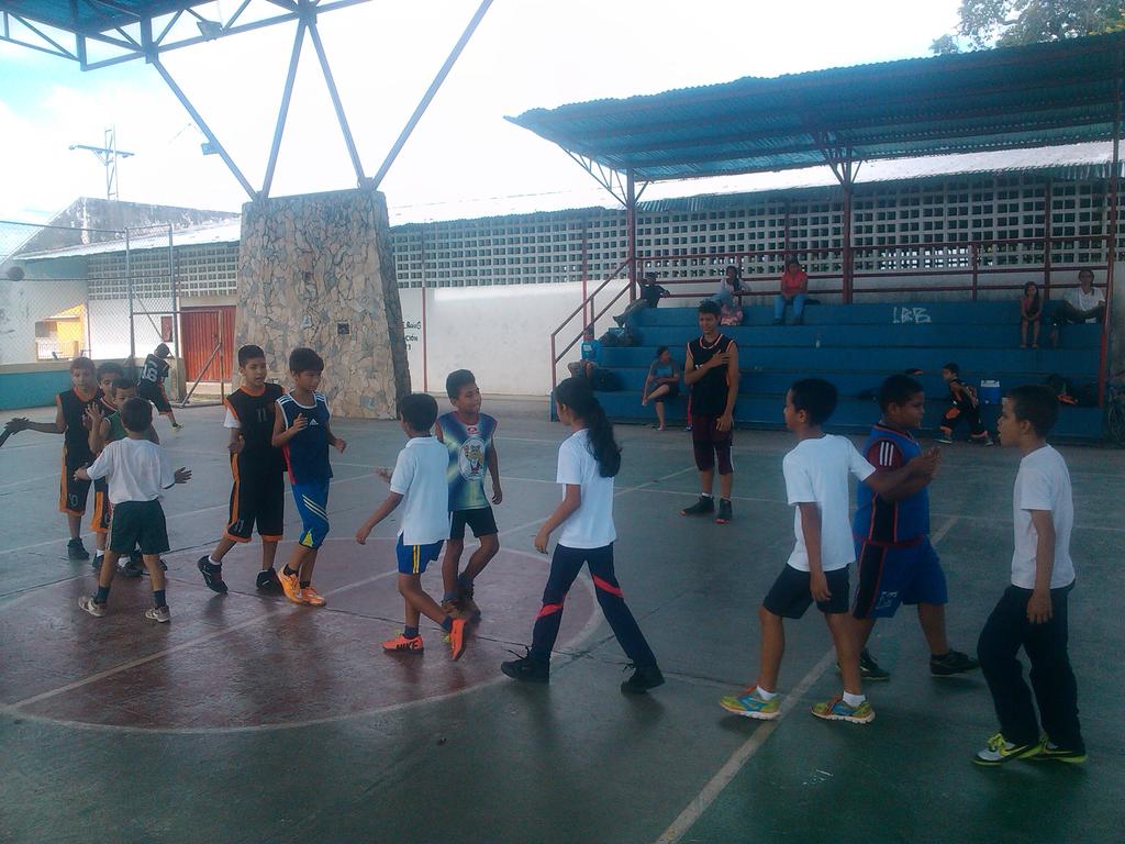 barinadeporte1's tweet photo. @pinfantepsuv @AmaranteVen @amijares15psuv @Mindeporte #BaloncestodeBase , comunidad Simón Bolívar https://t.co/eXTTQVo6WL