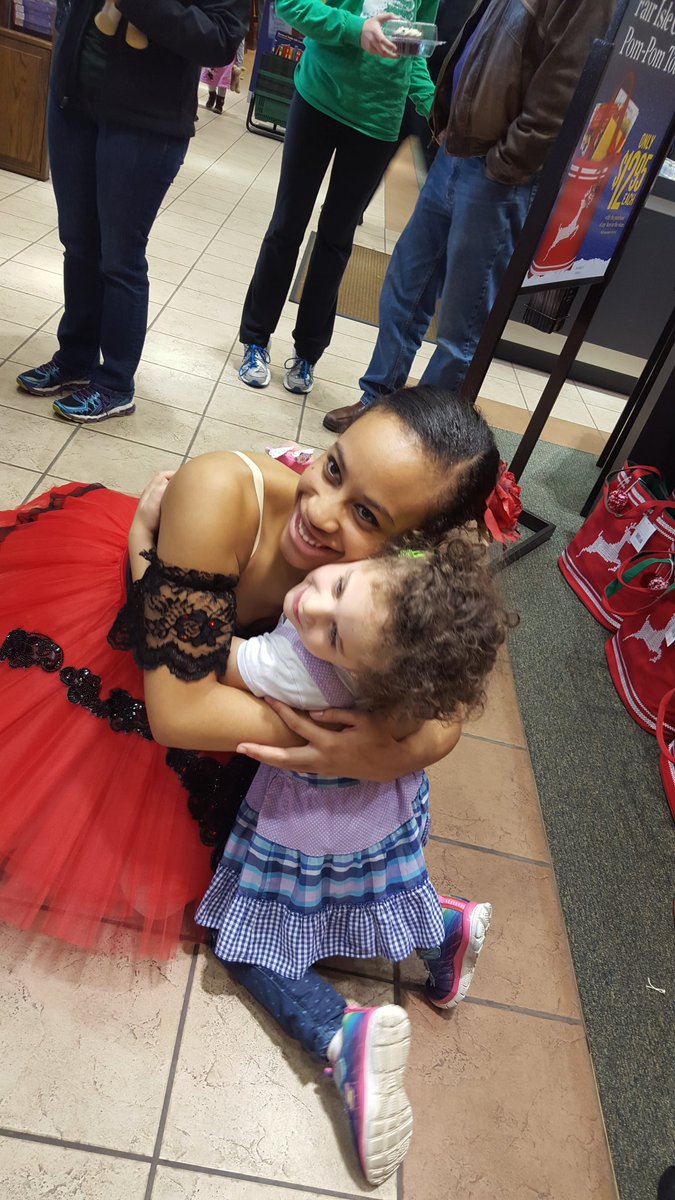 adoremyjams's tweet photo. Makenna meeting the ballet dancers after the Nutcracker performance. Thank you @cidedance and @theCityMoms https://t.co/YjOJXiLlRU