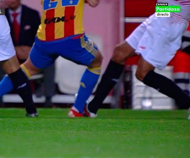 Este pisotón de N'Zonzi a Santi Mina no es amarilla para Velasco Carballo. El de Cancelo sí. Criterio.