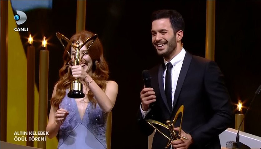 srkandic's tweet photo. #PanteneAltınKelebek #KiralıkAşk :) https://t.co/r4vsRxwlS5