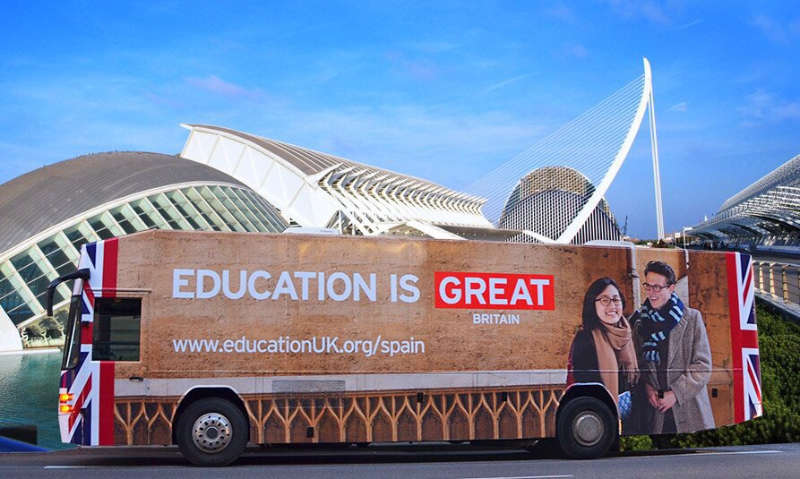 SimonManleyFCDO's tweet photo. Puja al #shakespearebus a #Barcelona! 30 novembre, @UniBarcelona Facultative d'Economia i Empresa, Av. Diagonal 690 https://t.co/IaXVhoiRq1
