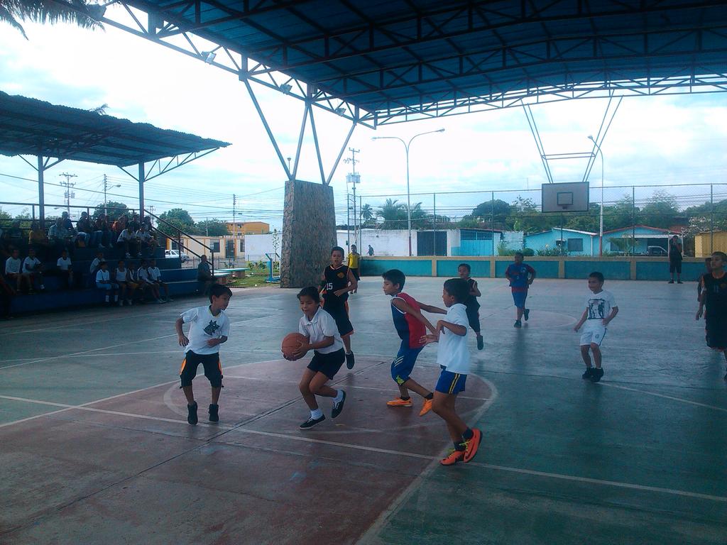barinadeporte1's tweet photo. @pinfantepsuv @AmaranteVen @amijares15psuv @Mindeporte #BaloncestodeBase , comunidad Simón Bolívar https://t.co/eXTTQVo6WL