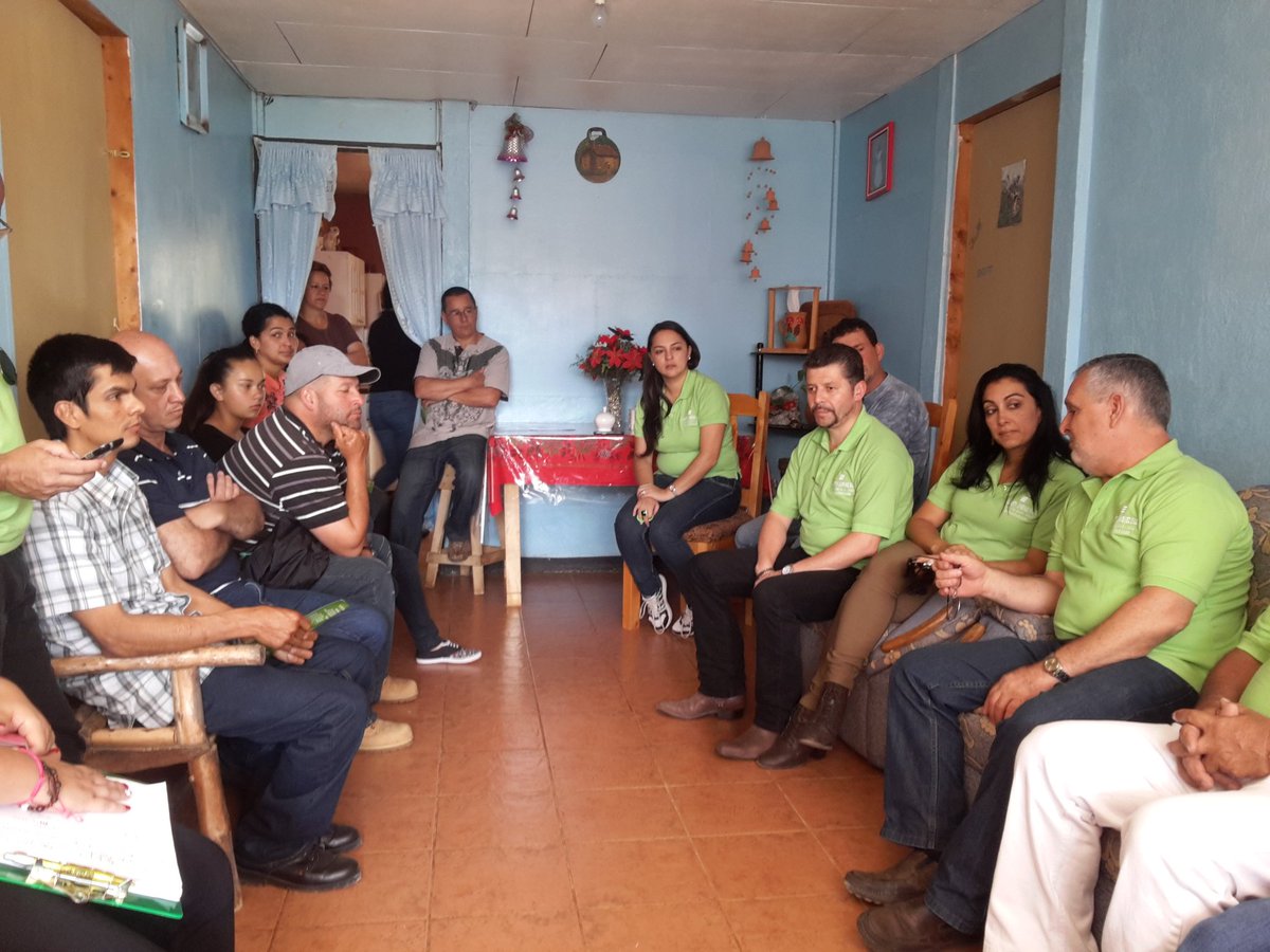 GilberthAlcalde's tweet photo. Nos encontramos en la Calle Obando Jiménez de San Cristobal Sur, conociendo y compartiendo el plan de trabajo. https://t.co/ZNVIdBPHao