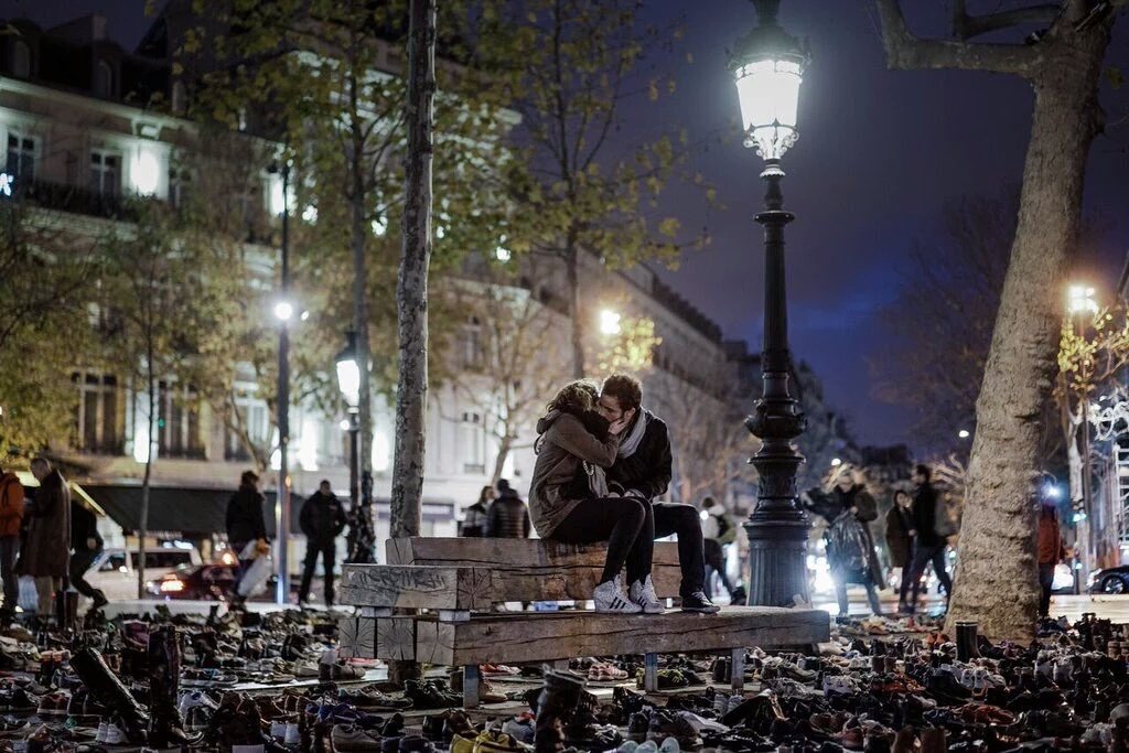 OPredhomme's tweet photo. Sûrement la #photo du jour. #lebaiserdelaRepublique @itele (photo @Avaaz) https://t.co/FouwC07GEy