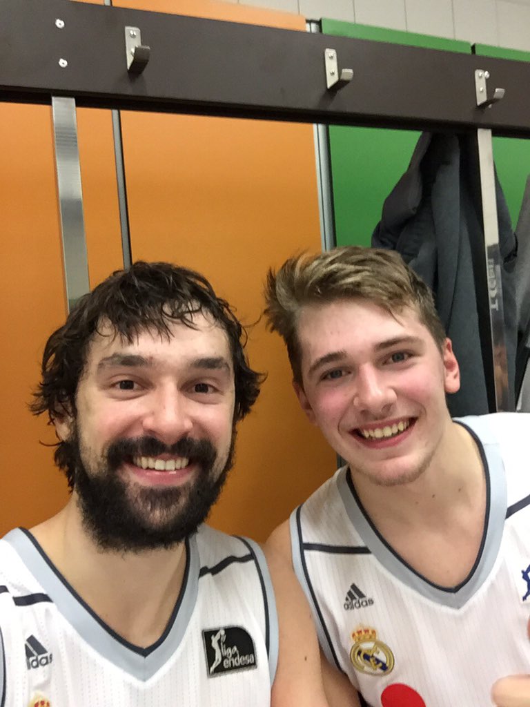 23Llull's tweet photo. Todos juntos sumando para ganar.  Foto con el chiquitín @luka7doncic que ha dado un recital. #HalaMadrid https://t.co/zhLPPHYDIP
