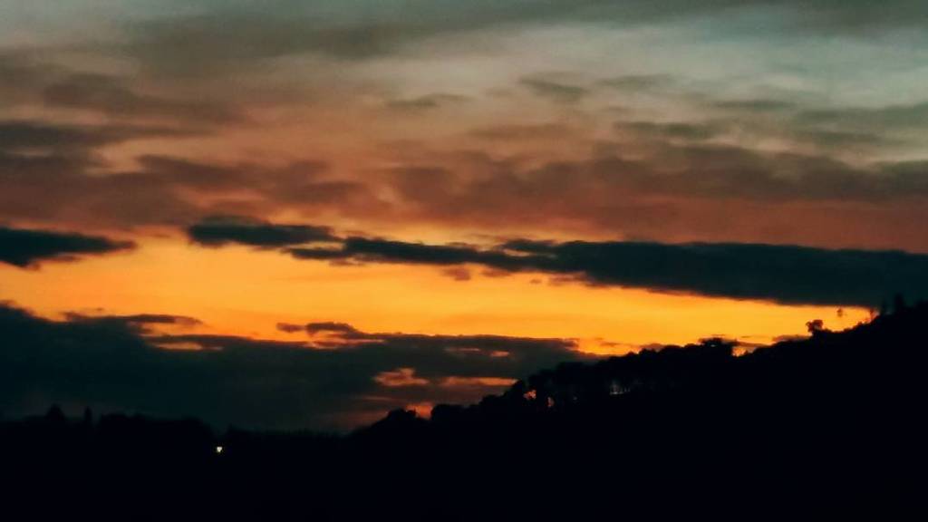 tuscanygram's tweet photo. #buti #villamedicea #paesaggio #tramonto #monteserra #montepisano #borgo #paese #igerstosc… https://t.co/rVGyGUsiTd https://t.co/GXOex0lxPf