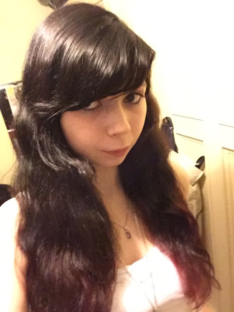 leahhall97's tweet photo. New hair colour hehe I kinda love it a lot :3 #inlove #blackhair #redends #dipdye #emo #emogirl https://t.co/IbwMZvIBzA